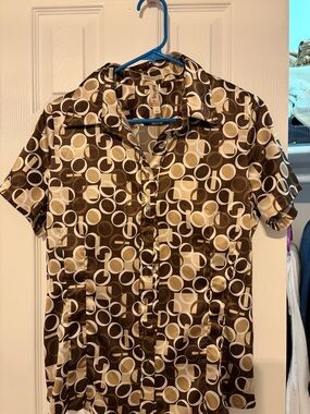 Short-Sleeve Collared Blouse in Brown & Cream Geometric Print
